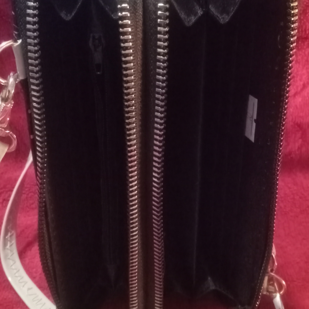 7x5 Wallet. Black/tan  ,zippered closure. Wristlet attachment, credit card holdr